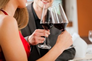 Weinprobe Rotwein Mann und Frau